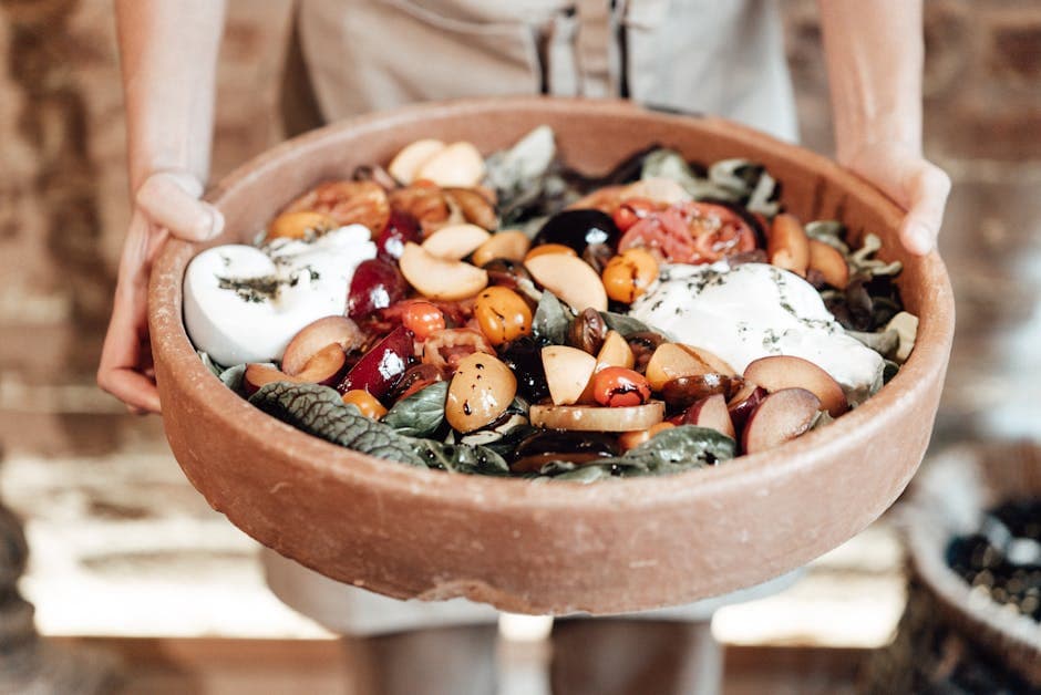 Fargerik salat med kulturmelk- og gressløkdressing