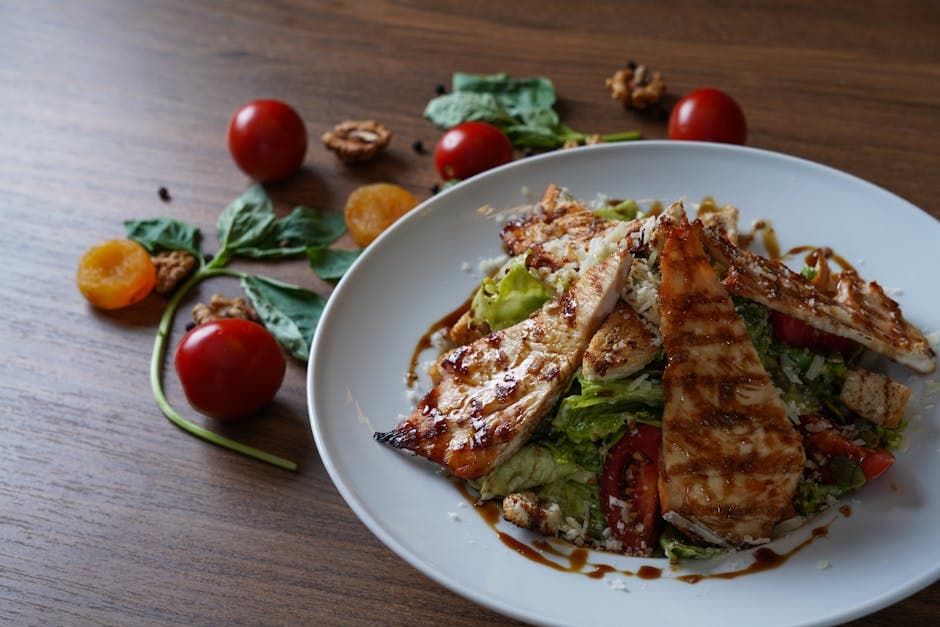 Grillet kyllingsalat med aprikosglasur og druesalat