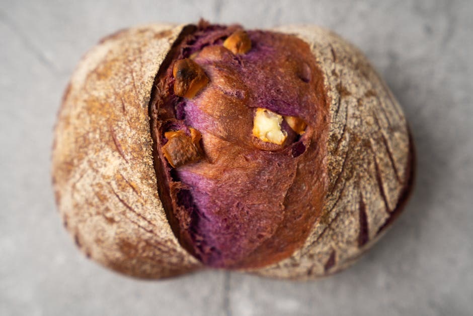 Fargerikt potetbrød med røde og blå poteter