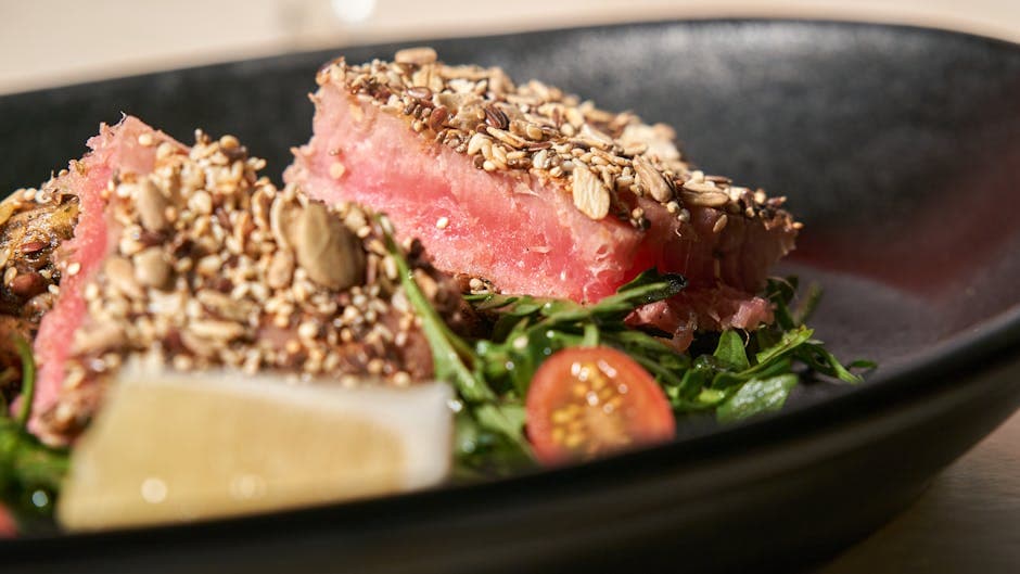 Tunfisk med Rice Krispies-skorpe, agurksalat og hoisin-lime saus