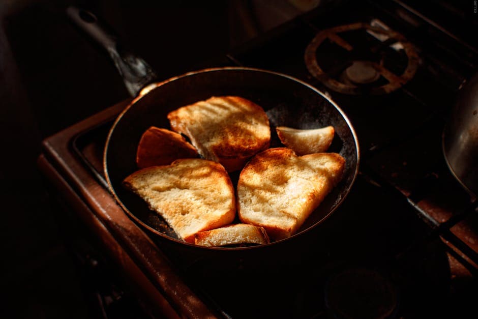 Vanilje- og kardemommebakt French Toast med epler og dadelmelasse
