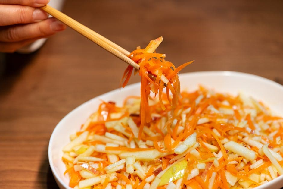 Frisk gulrot- og eplesalat med mynte