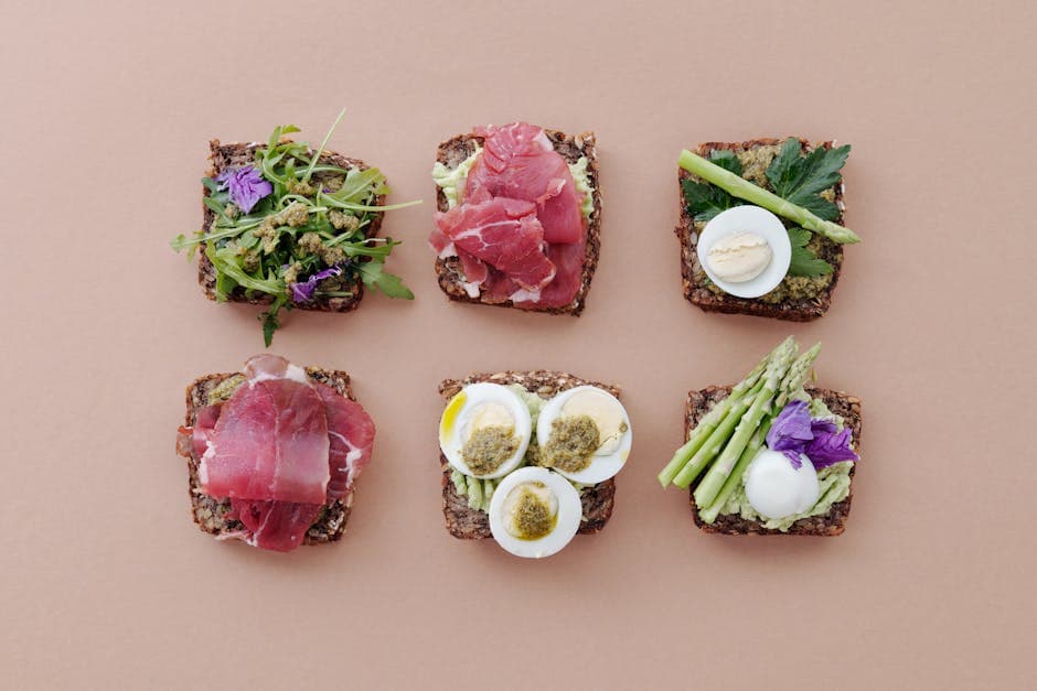 Åpne grønnsakssmørbrød med hummus og pesto