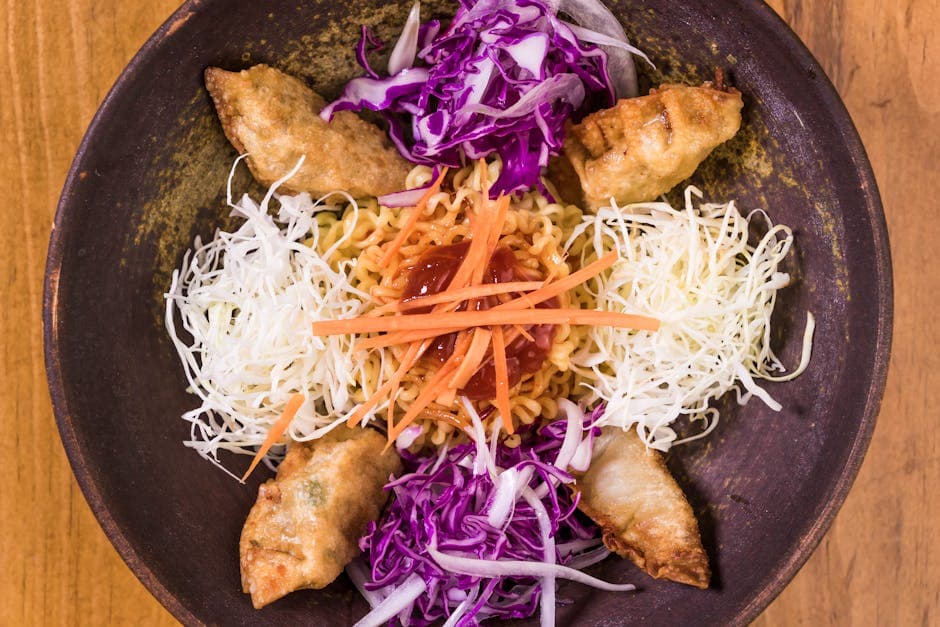 Sprø kinesisk kålsalat med nudler