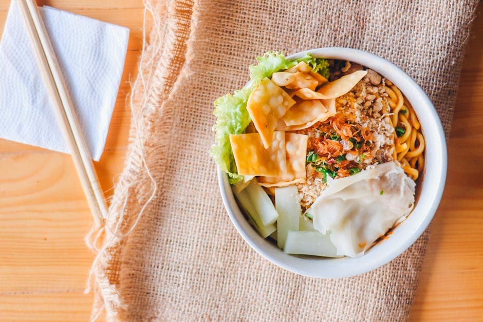 Asiatisk kylling i salatblader med sprø wonton