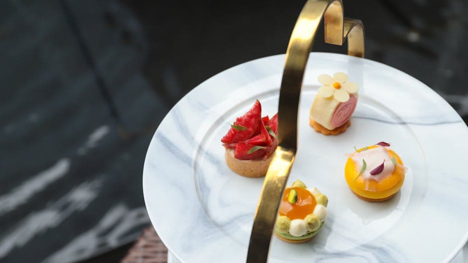 Delikate Petit Fours med jordbær og vaniljekrem