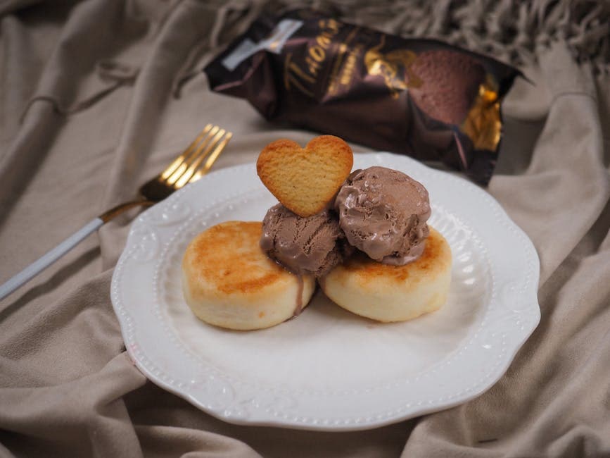 Butterdeigshjerter med karamelliserte epler og vaniljeis