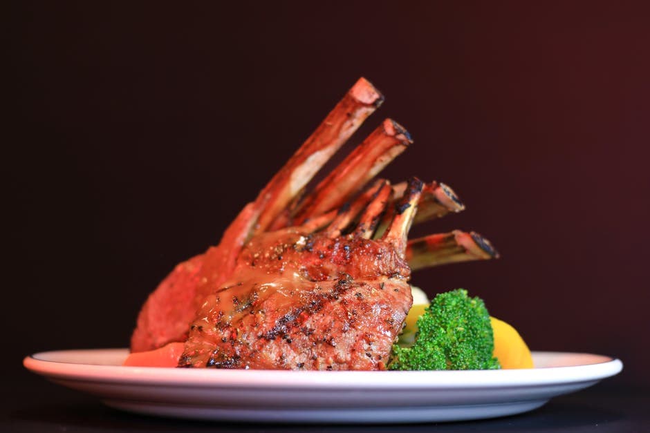 Grillede lammekoteletter og krydret hummer med urtepuré