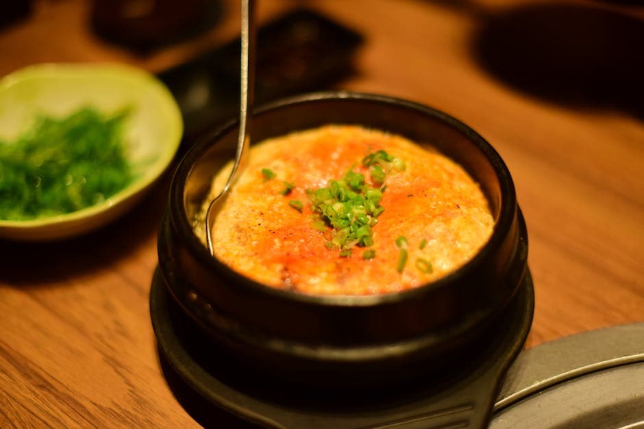 Bakte egg med sjalottløk og tomat