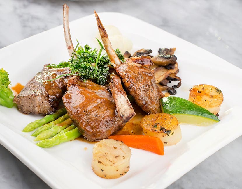 Ovnsstekte lammedaljonger med sopp og ostegrateng