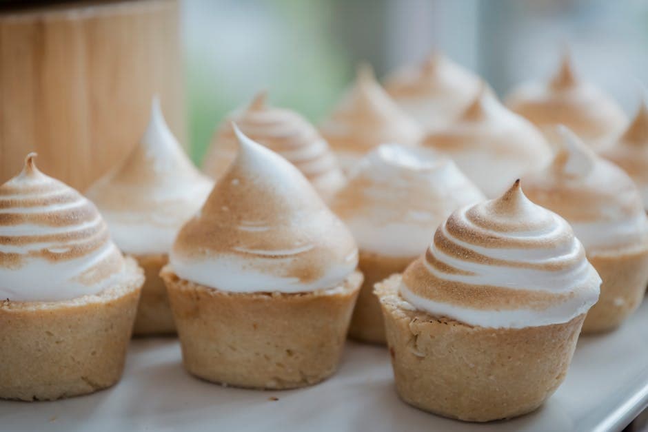 Ferskenmimosa-cupcakes med champagnemarengs