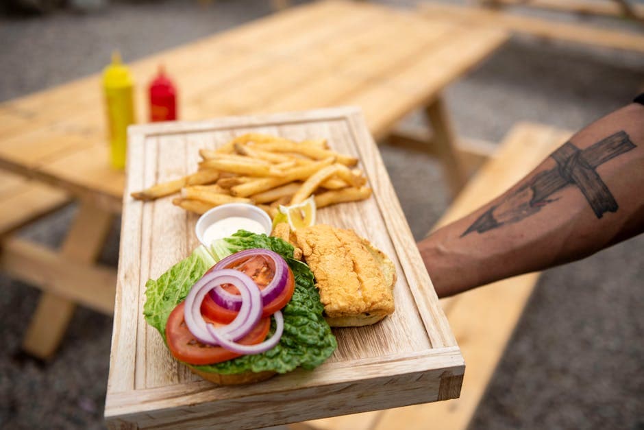 Pannestekt steinbit-sandwich med cajun-remulade