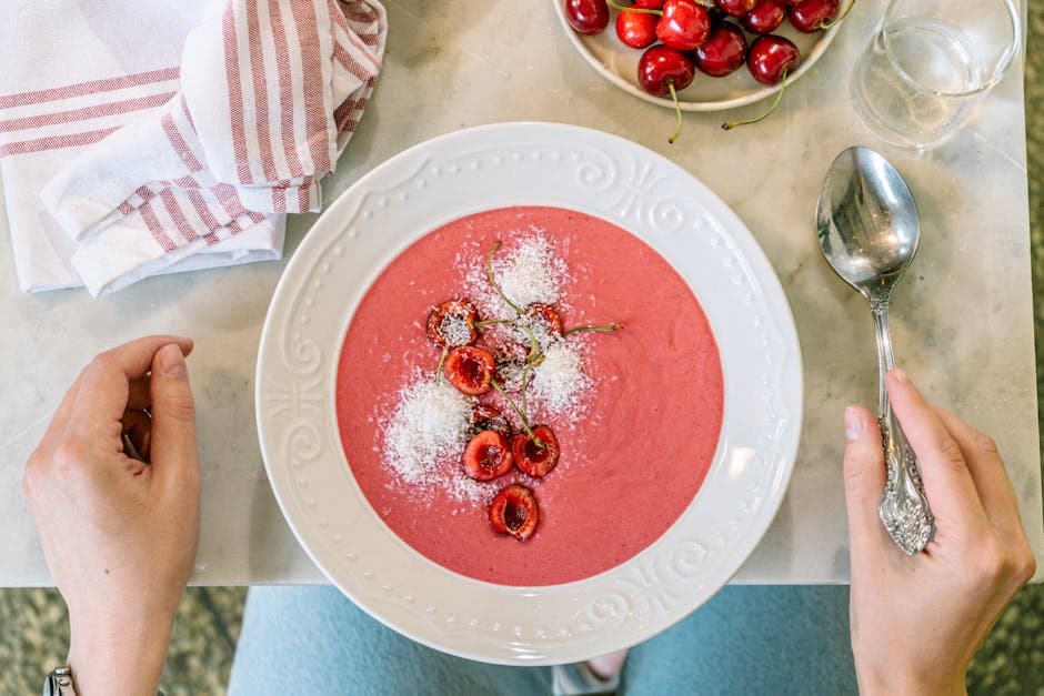Frisk sommer-rød suppe med vannmelon og jordbær