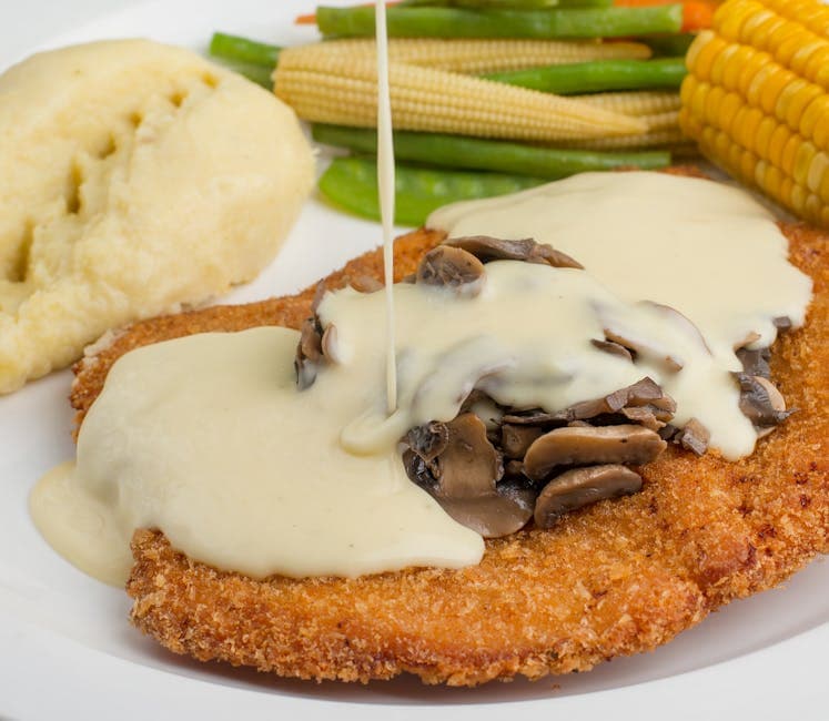 Klassisk schnitzel med sopp- og rødvinsaus