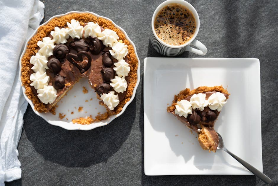 Sjokolade- og bananiskrempai med fudge