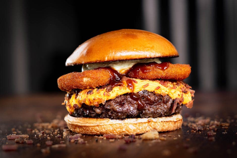 Karibisk-inspirert burger med jerk-ketchup og ølpanerte løk