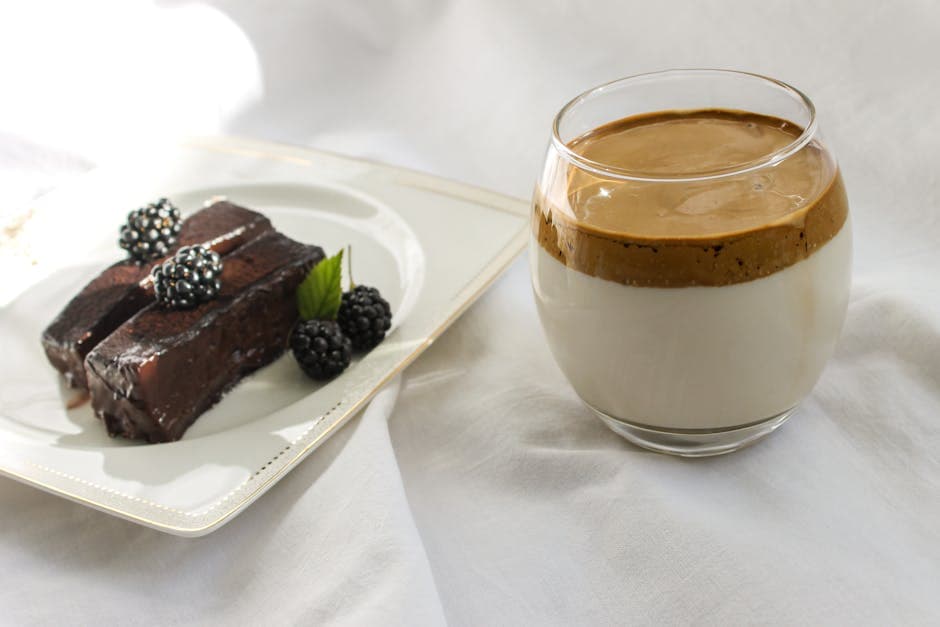 Bjørnebær- og hvit sjokolade-fool med ristede hasselnøtter