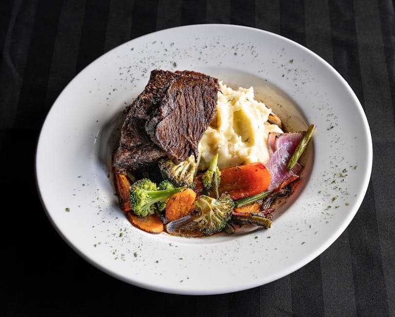 London Broil med stekesaus, blomkålpuré og rødkål