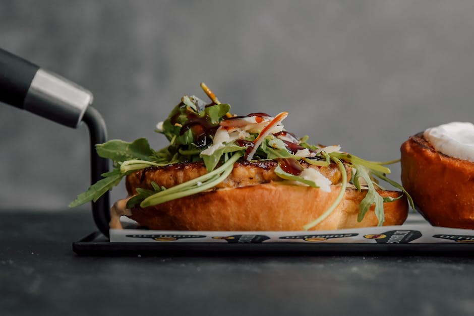 Pesto kyllingburgere med mandler og ruccola