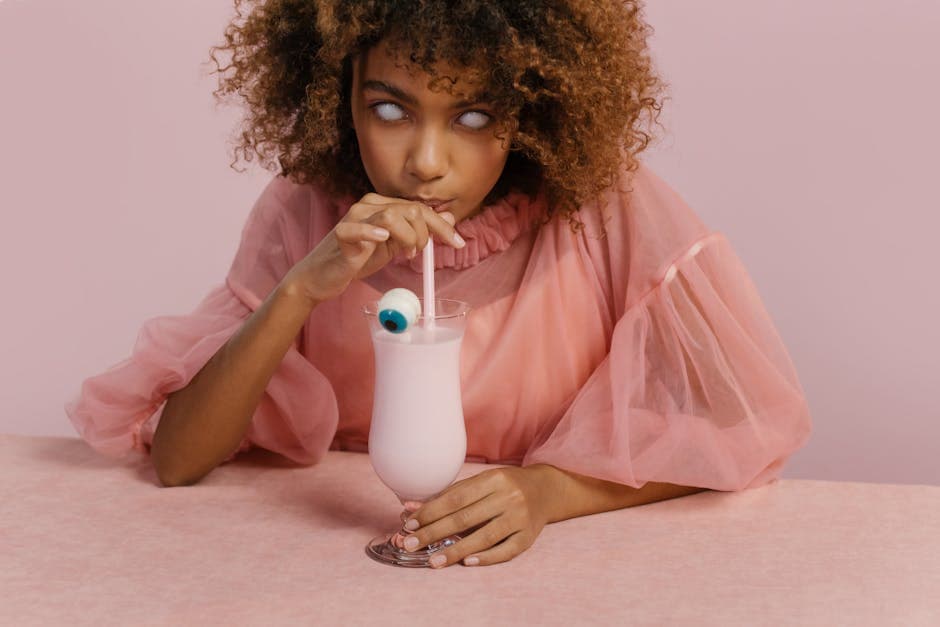 Blåbær- og lychee-punch med "øyeballer"