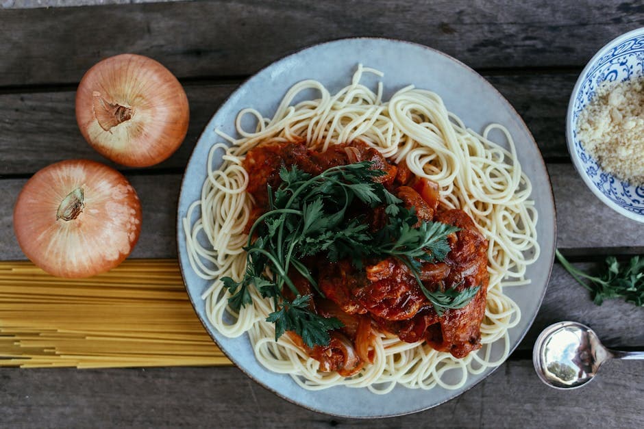 Spaghetti med sauterte løk, fetaost og urter