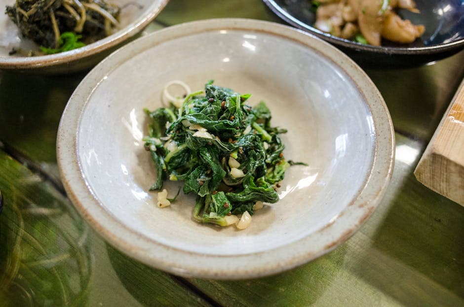 Kokt spinatsalat med soyasaus og sesamfrø