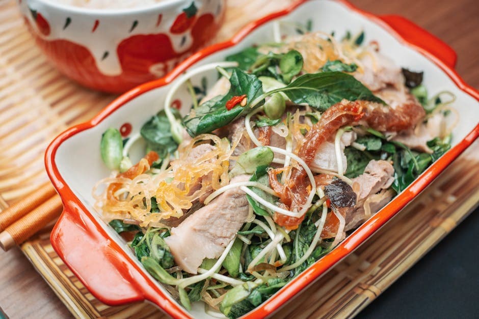 Fargerik salat med svinekjøtt og kassava