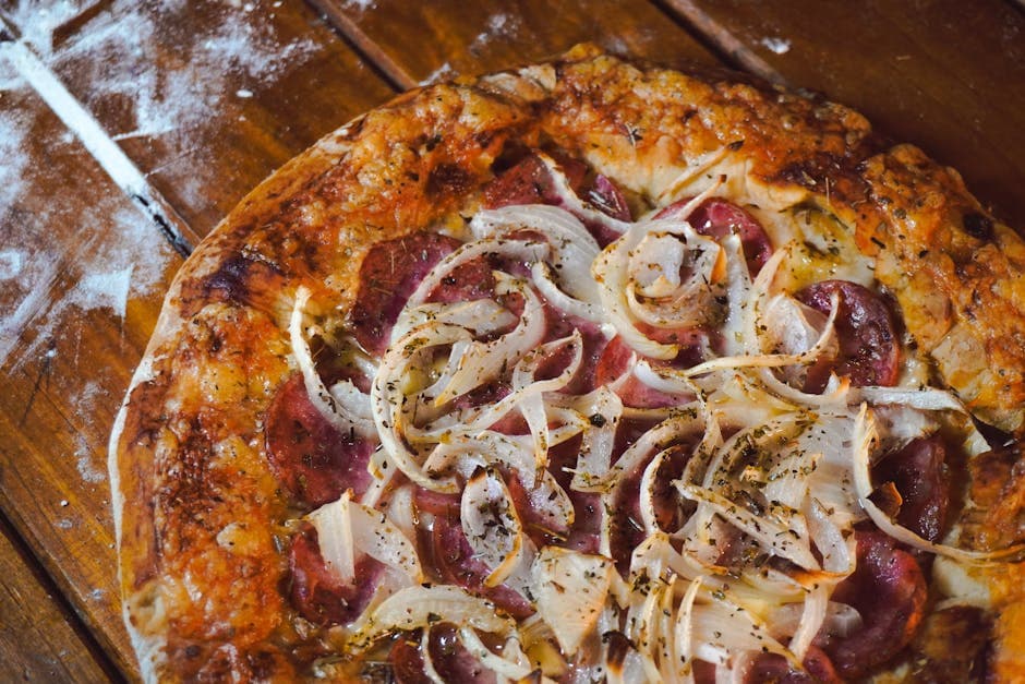 Hjemmelaget pizza med bacon- og løkmarmelade