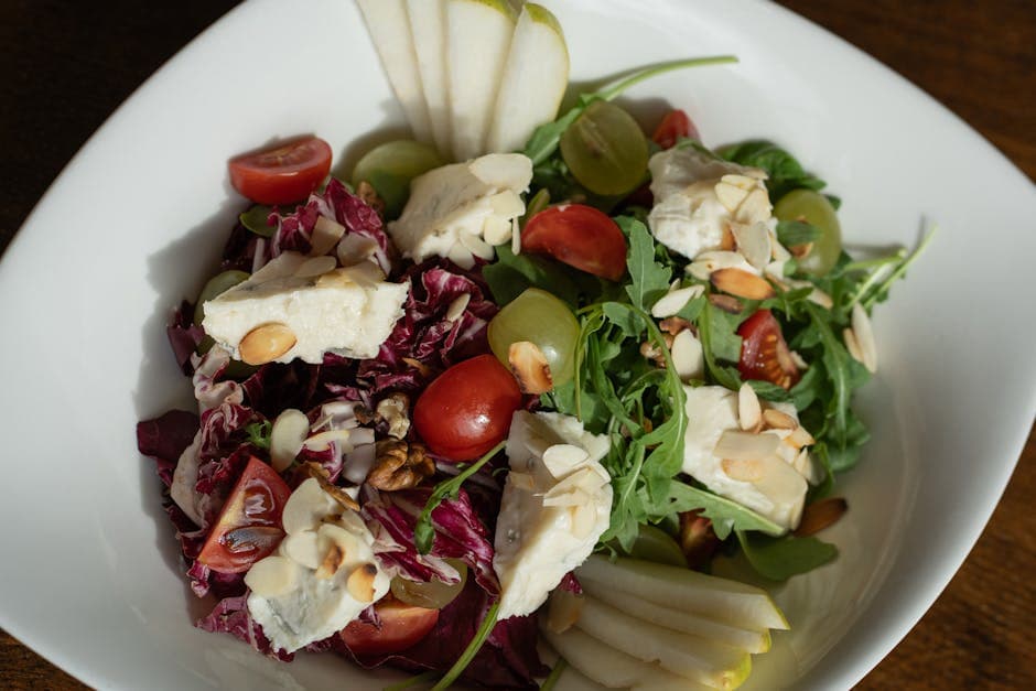 Arugulasalat med ristet valnøtt og ovnsbakt pære, servert med rødvins- og sjalottvinaigrette