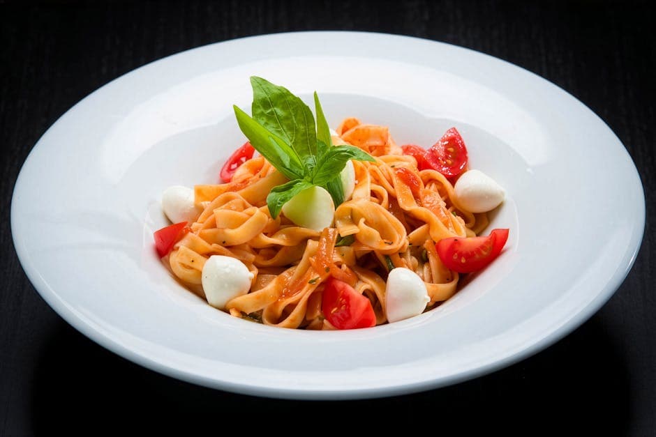 Mini Farfalle med cherrytomater, basilikum og mozzarella