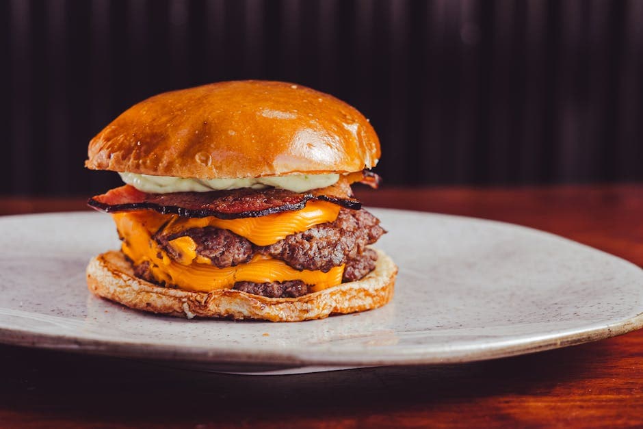 Saftig burger med bacon og ost