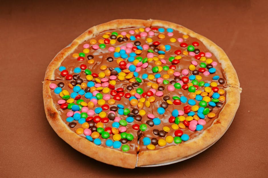 Søt kakepizza med frukt og godteri