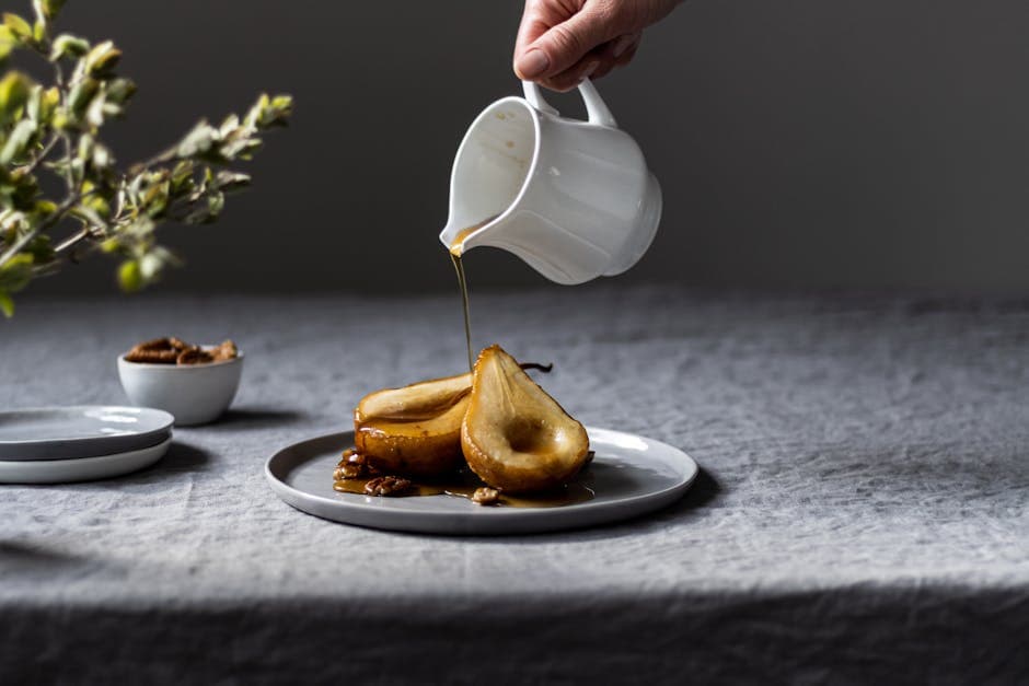 Pepperkake Dutch Baby med posjerte pærer og crème fraîche