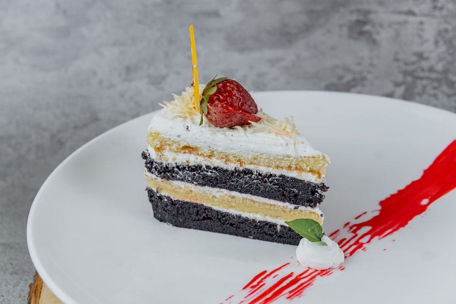 Hvit sjokoladekake med bringebær- og sjokoladeganachefyll