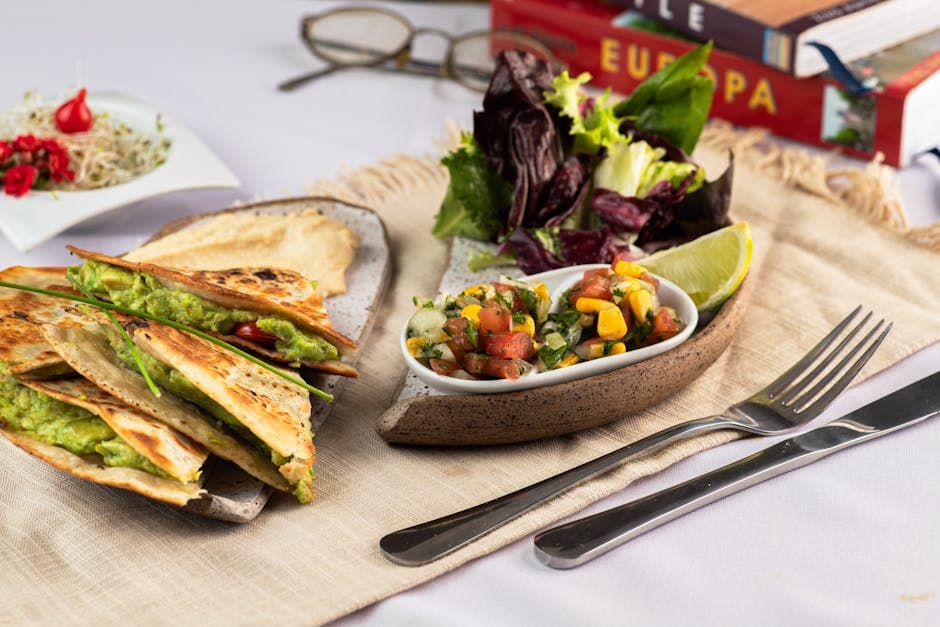 Salsa-suppe med avokadokrem og bakte quesadillas