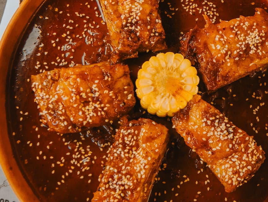 Tradisjonelle svinekjøtt-tamales med rød chilisaus