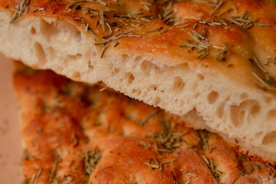 Focaccia i støpejernspanne med rosmarin og parmesan