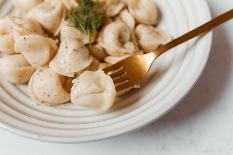 Tortellinisalat med fersk urtevinaigrette og tomat