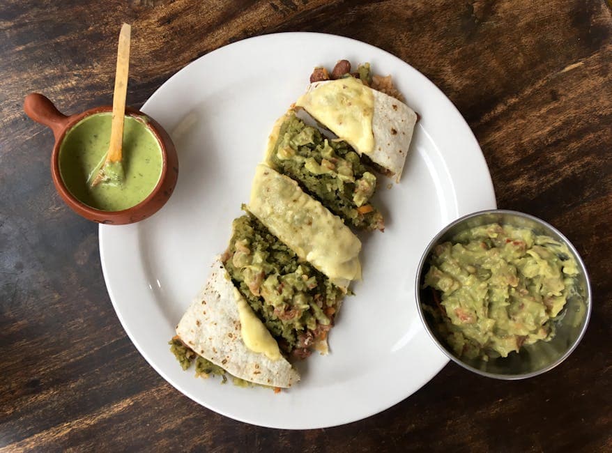 Grønn chili kyllingburrito med guajillosaus