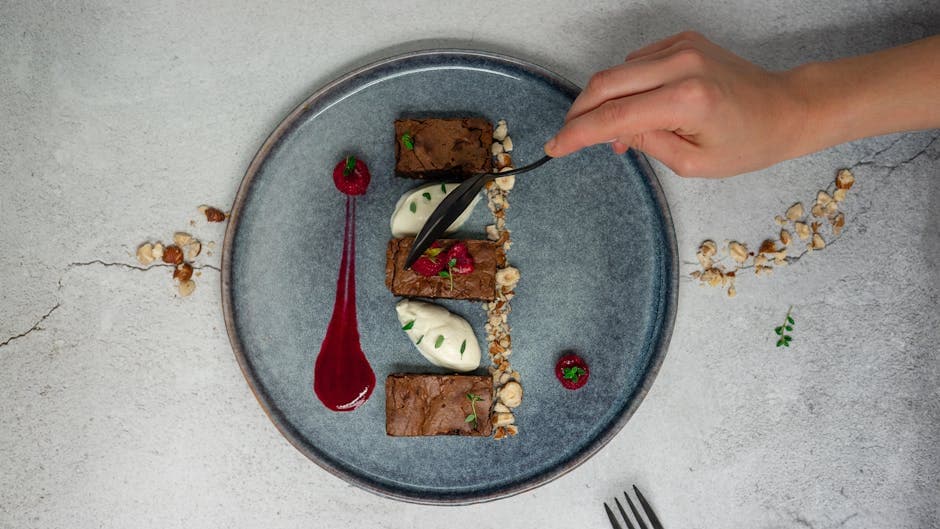 Brownie med kremostfyll og bringebærsaus