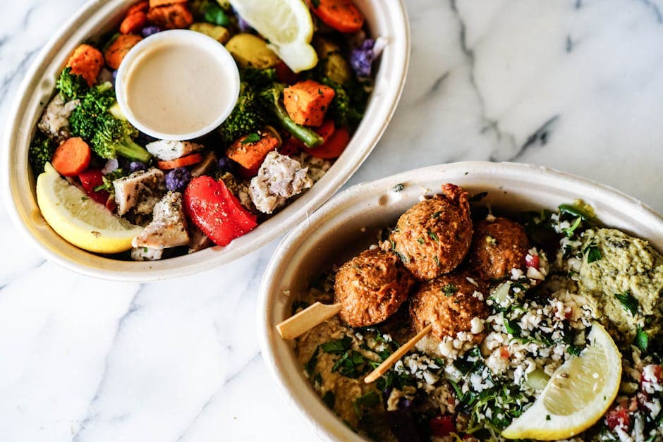 Falafelsalat med kremet hummusdressing