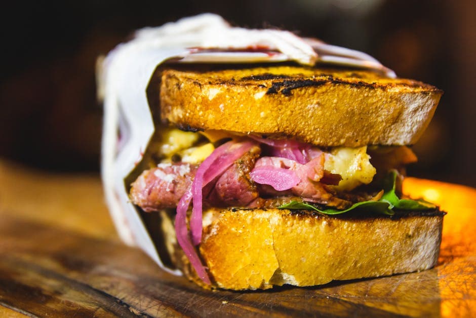 Grillet ostesmørbrød med pumpernickel og Emmentaler