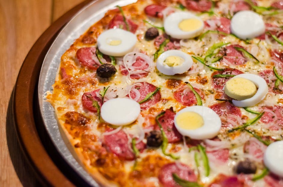 Bakte egg med salami, mozzarella, oliven og hvitløksbrød