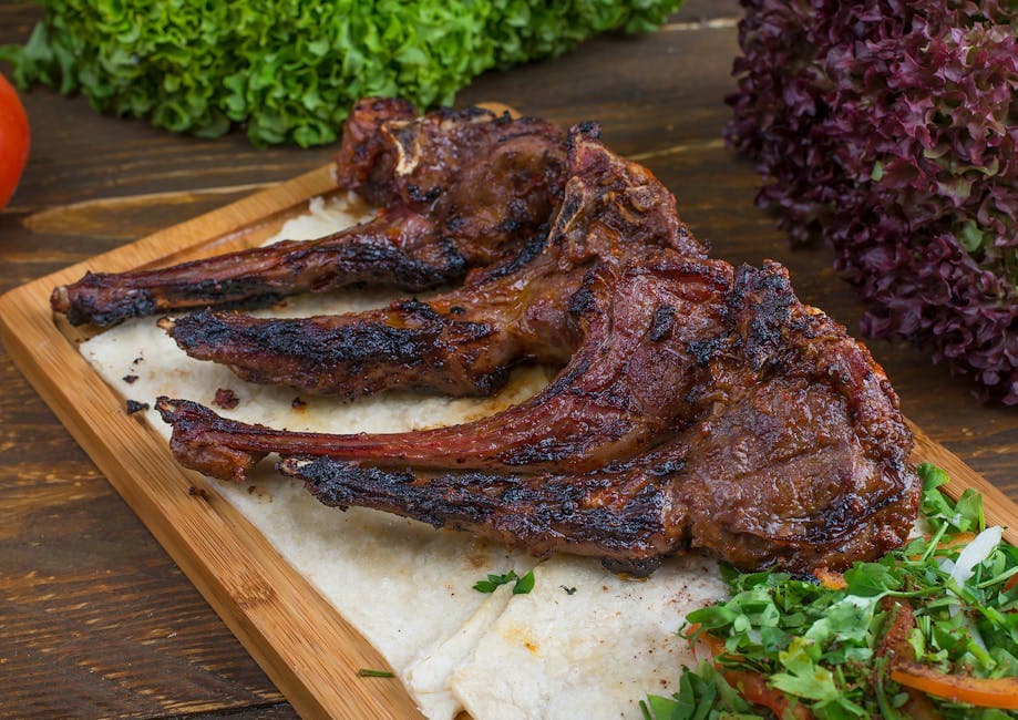 Grillede doble lammekoteletter med granateple- og myntesaus