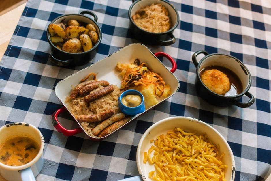 Hvit pølsesaus med hjemmelagde kjeks