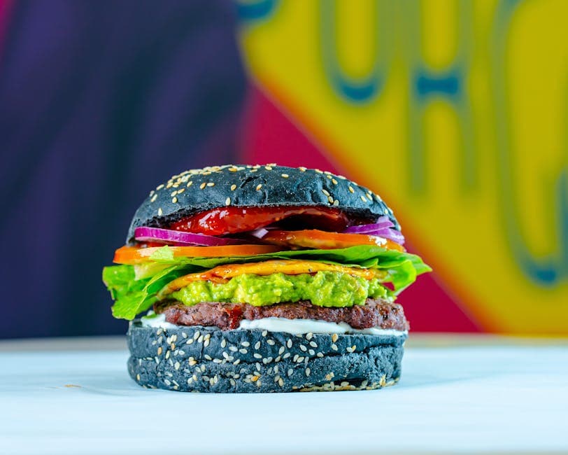 Krydret thailandsk vegansk burger med kokos- og limesaus