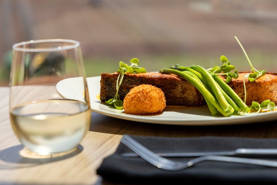 Potetkrustet Alaskalaks med quinoa-salat og sitron-beurre blanc