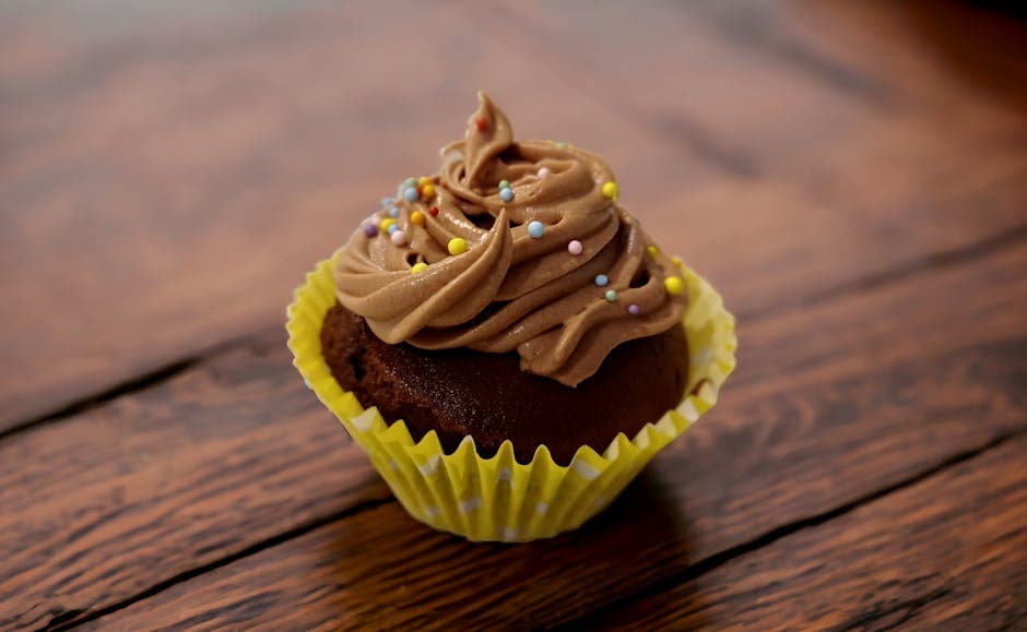 Dobbel sjokoladecupcakes med saltet chiafrøglasur