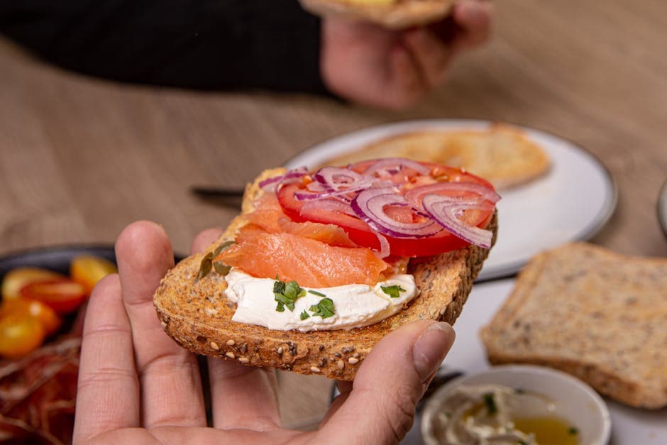 Sandwich med røkt kalkun, blåmuggost og karamellisert løk
