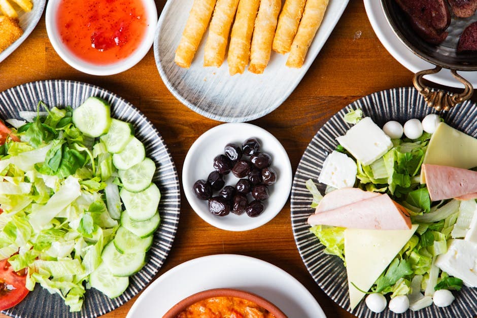 Frisk salat med palmehjerter, oliven og skinke